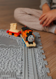 Oyuncak tren üzerinde 16 modüllü Puzzle Tren Yolu matı