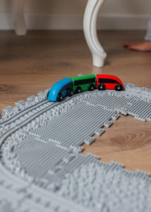 Gri Puzzle Tren Yolu ortopedik duyu matı üzerinde oyuncak trenler